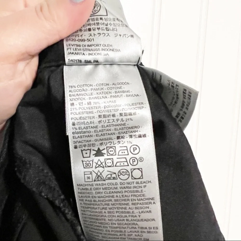 Levi’s 721 High Rise Skinny Jeans Black Close to the Edge
